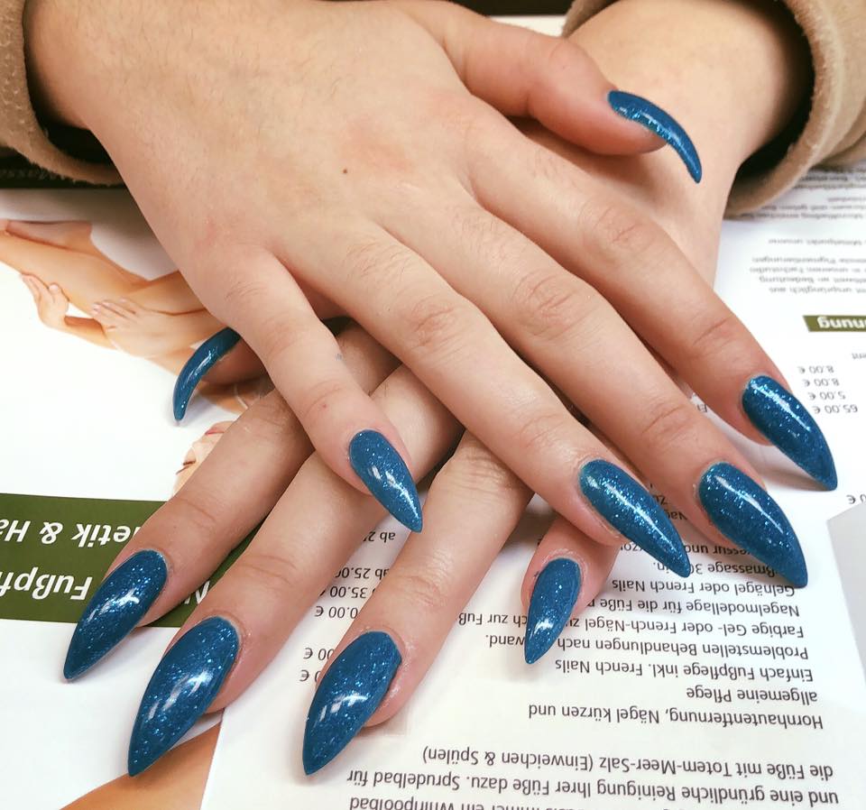 Blaue Nägel mit Glitzerverlauf