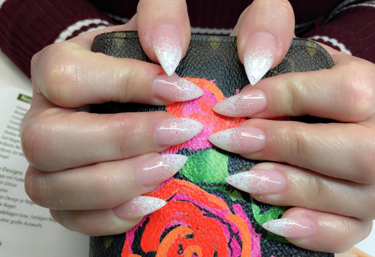 Spitze Nägel mit weißem Glitzerverlauf