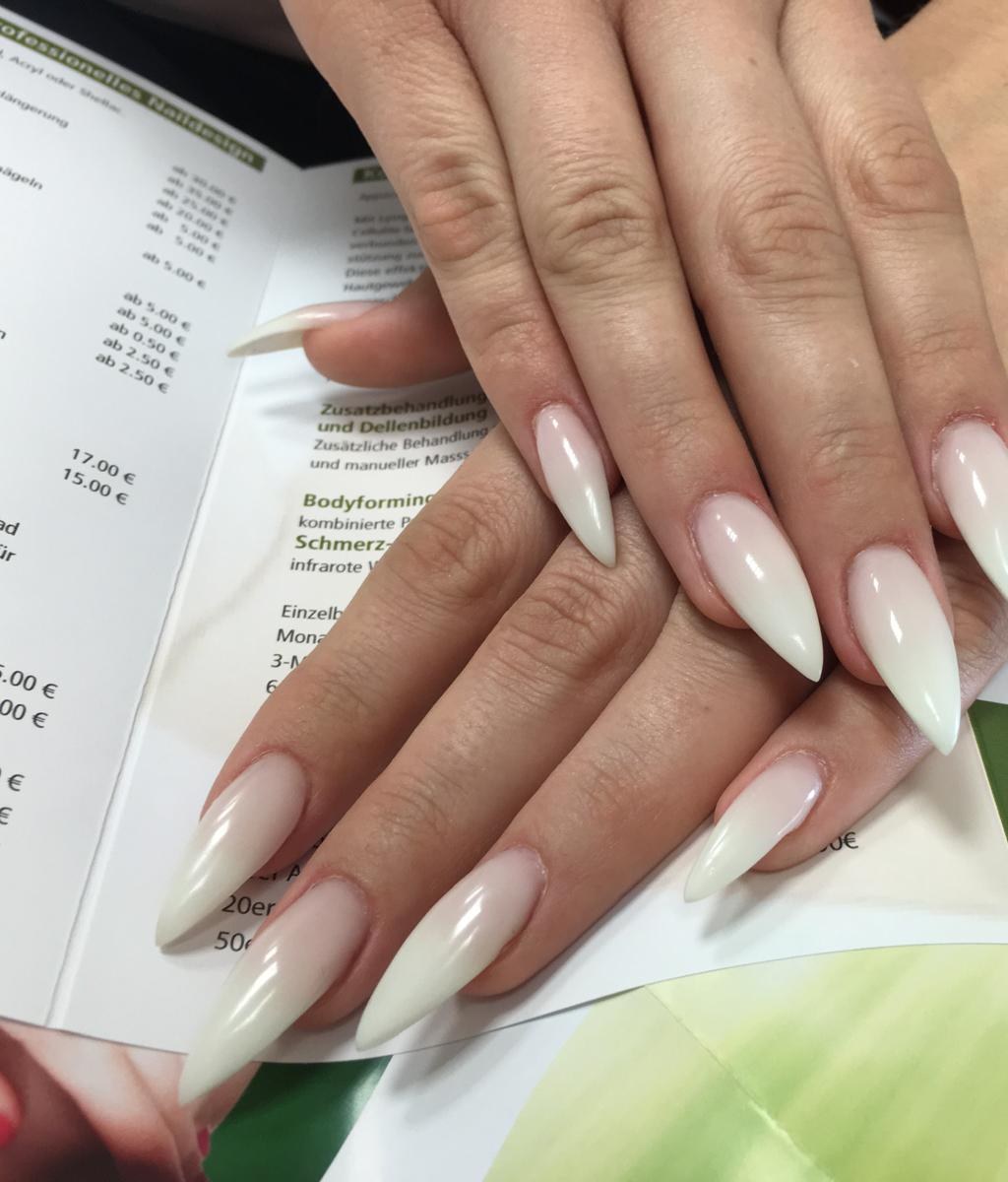 Lange Stiletto-Nägel in milchigem Weiß