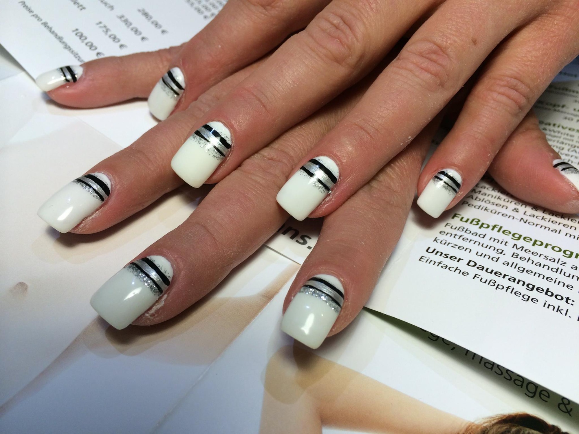 Nageldesign in Schwarz und Weiß