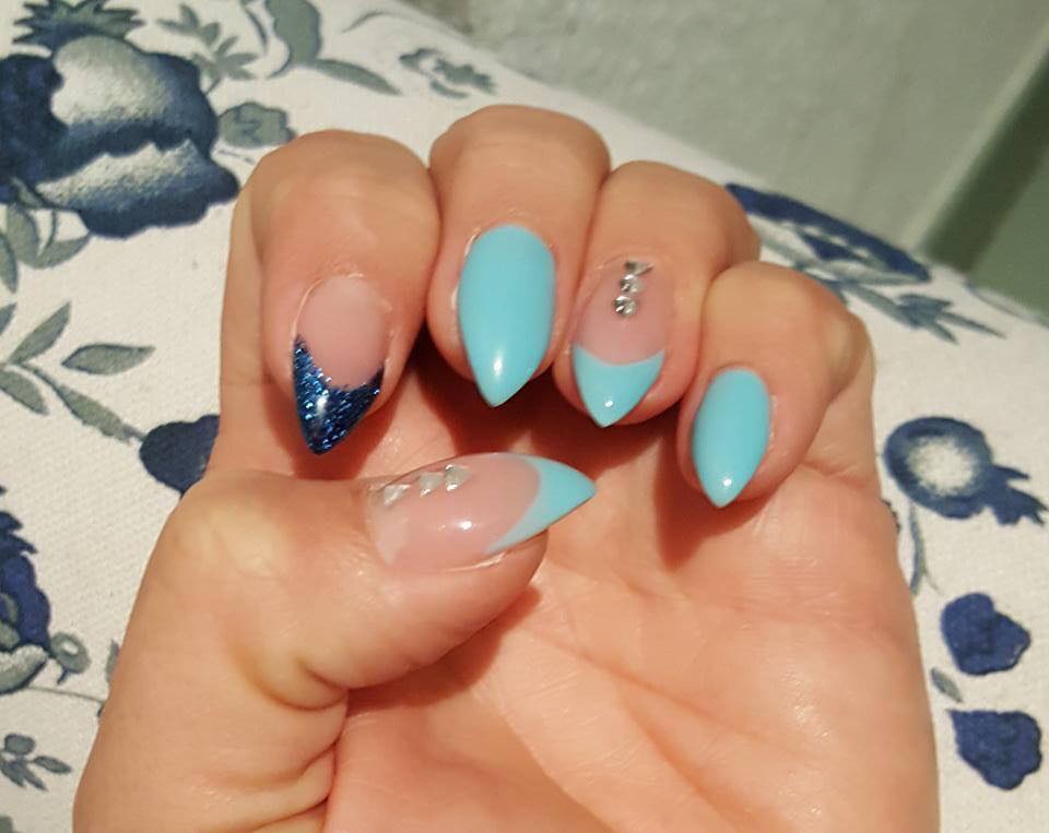 Türkisfarbenes Nageldesign