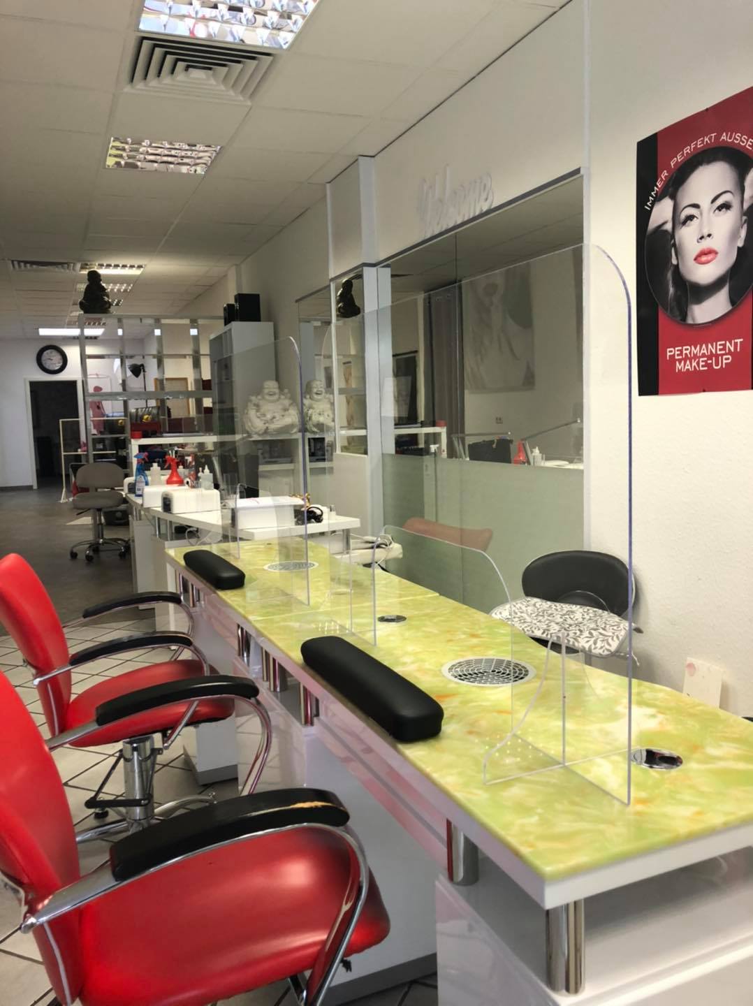 Arbeitsplätze für Nageldesign mit Trennwänden